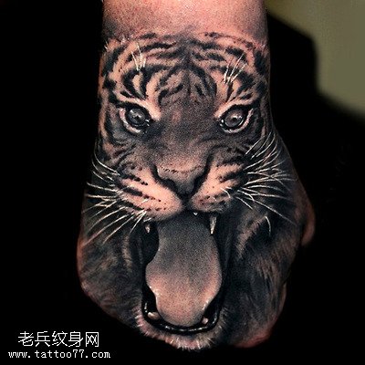 个性手部老虎头纹身图案由刺青提供
