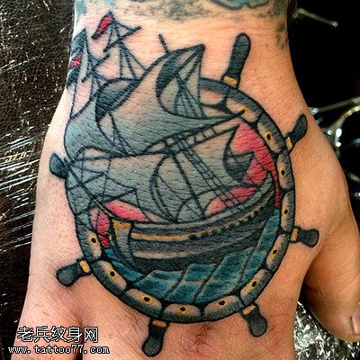 手部彩色帆船纹身图案