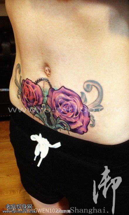 女性腹部彩色玫瑰花纹身图案