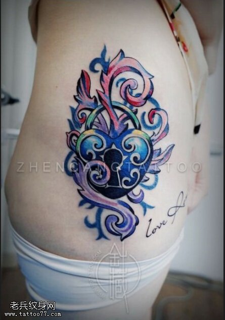 女性侧腰彩色钥匙纹身图片