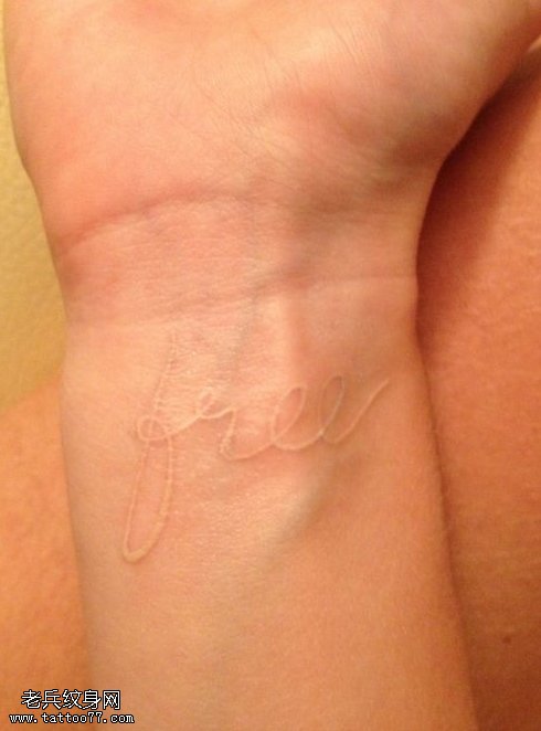 纹身秀图吧推荐一款手腕白色隐形字母纹身图片