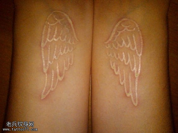 手臂白色隐形翅膀纹身图案