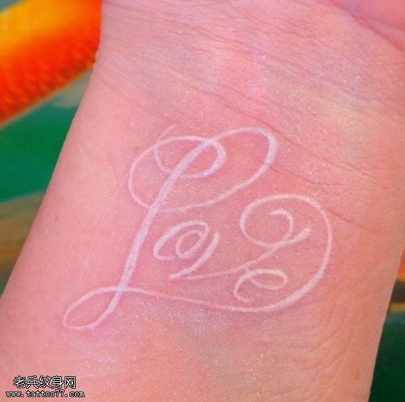白色隐形爱心字母纹身图案由纹身秀图吧提供