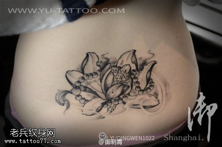 女性腰部莲花佛珠纹身图片