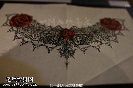 胸口蕾丝玫瑰花纹身图片由纹身秀图吧提供