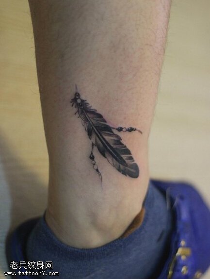 脚踝羽毛纹身图案由纹身秀图吧提供