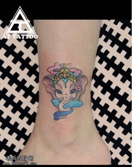 女性脚踝彩色象纹身图片由纹身提供