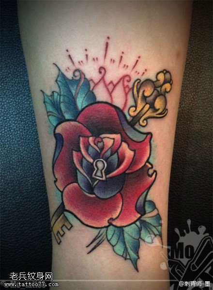 手臂彩色school玫瑰花钥匙纹身图片