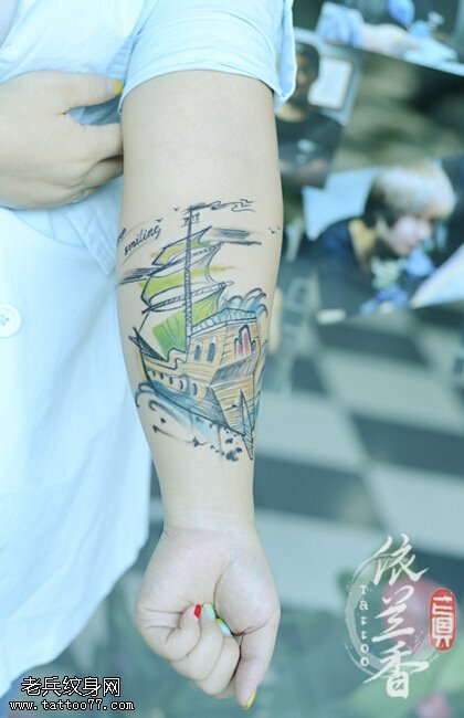 手臂彩色船纹身图片