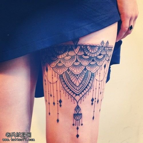 女性腿部蕾丝纹身图片