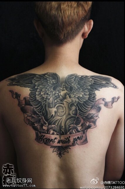 背部心脏翅膀纹身图案