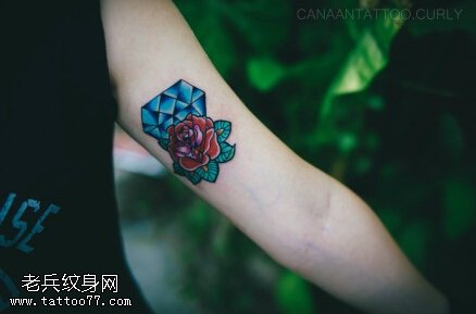 手臂彩色钻石玫瑰花纹身图片
