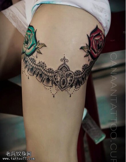 女性腿部蕾丝玫瑰花纹身图片