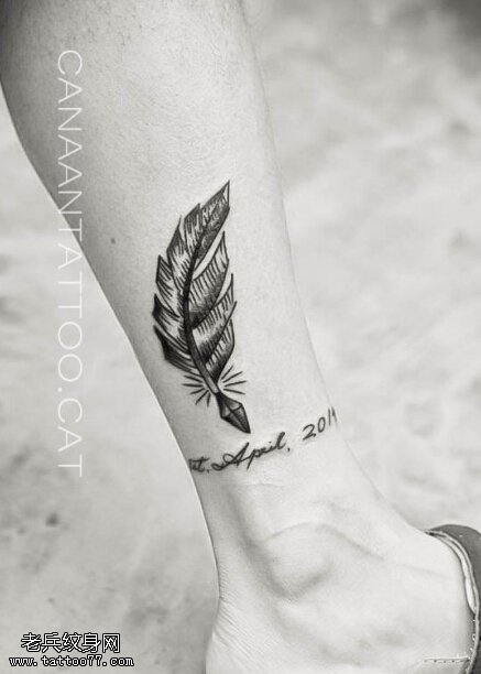 脚踝黑灰羽毛纹身图案由纹身秀图吧提供
