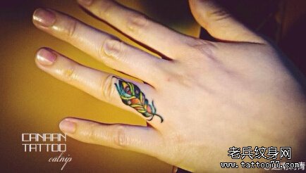 手指彩色羽毛纹身图案由纹身馆提供