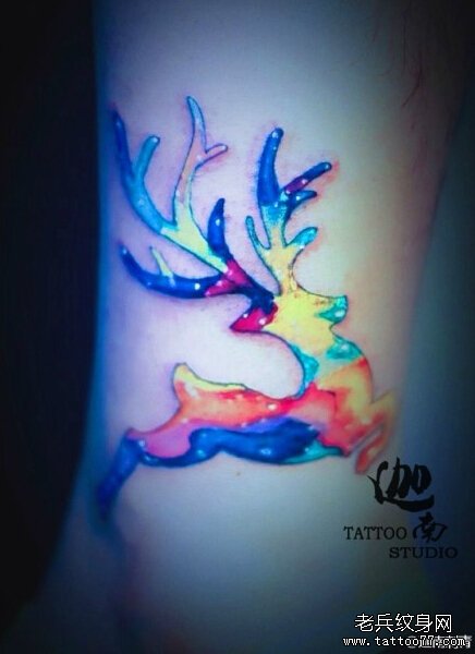 腿部彩色星空纹身图案