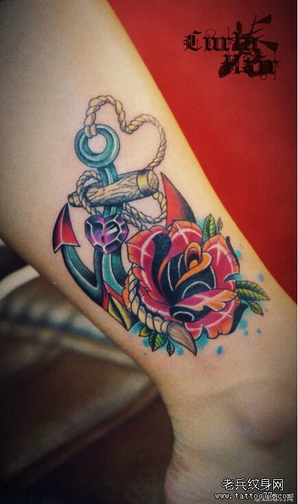 腿部彩色个性船锚玫瑰花纹身图案
