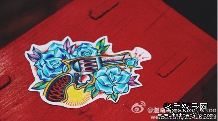 彩色玫瑰花手枪纹身手稿图片