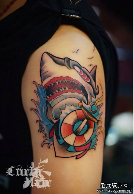 手臂彩色鲨鱼纹身图片