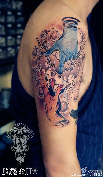 手臂彩色水与火之手纹身图案