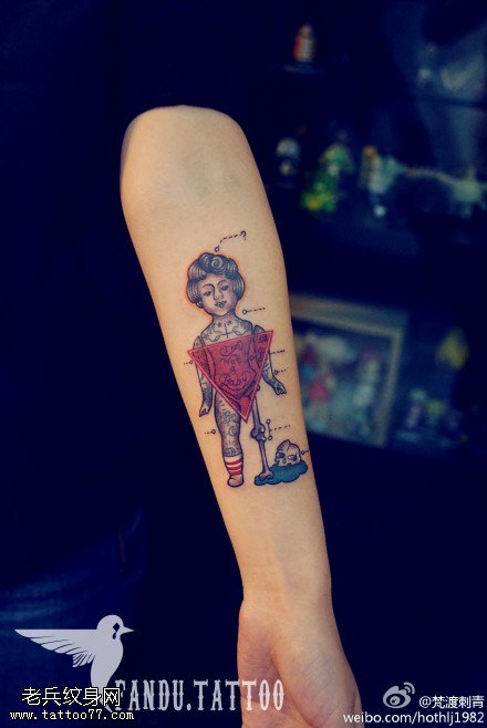 手臂彩色个性纹身图案