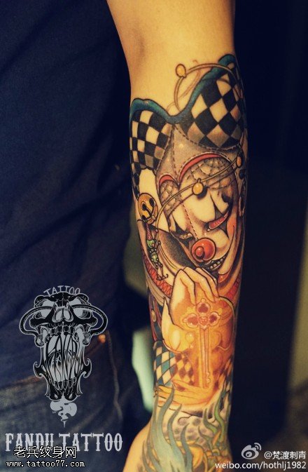 手臂彩色小丑纹身图案