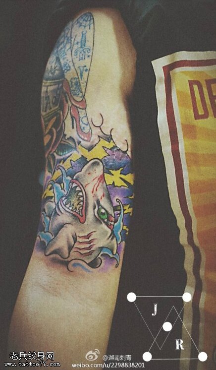 手臂彩色个性鲨鱼纹身图片