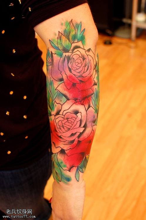 手臂彩色泼墨玫瑰花纹身图案