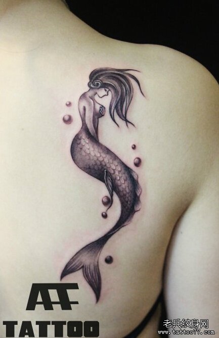 女性肩部人鱼纹身图案