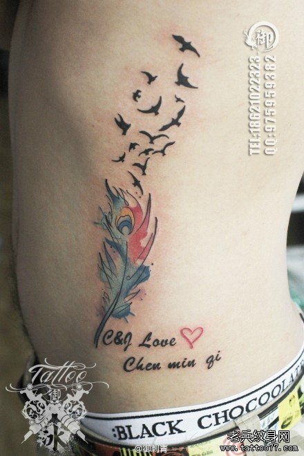 侧腰彩色羽化燕纹身图案