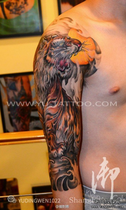 手臂彩色上山虎纹身图片