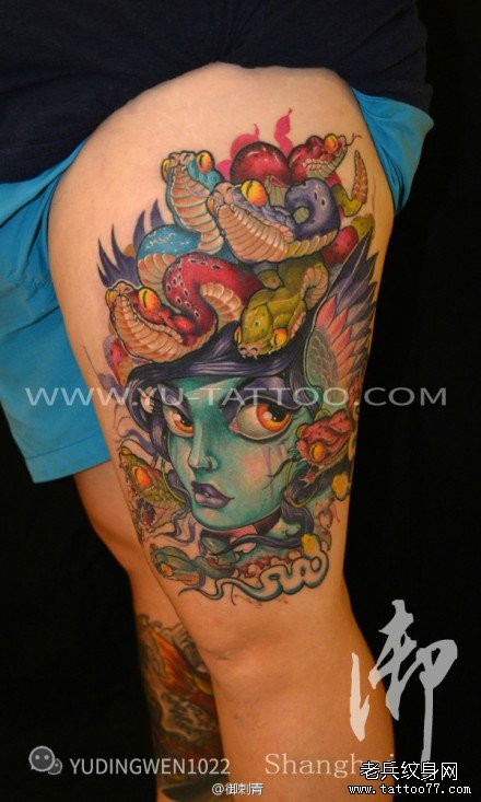 腿部彩色嘎巴拉纹身图片