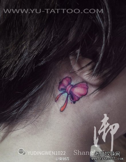 耳后小清新蝴蝶结纹身图片