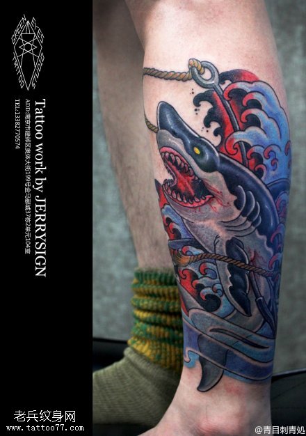 腿部彩色个性鲨鱼纹身图片