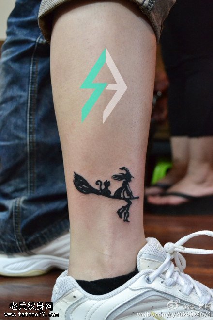 腿部女巫纹身图片