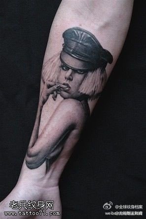 手臂个性女郎纹身图案