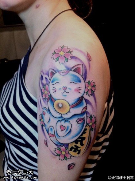 手臂彩色招财猫纹身图案