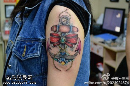 手臂彩色蝴蝶结船锚纹身图案