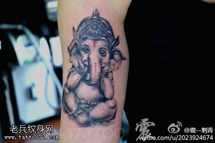 手臂黑灰象纹身图案