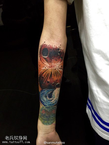 手臂彩色个性星空纹身图案