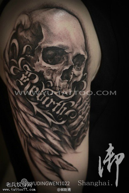 手臂个性黑灰骷髅翅膀纹身图片