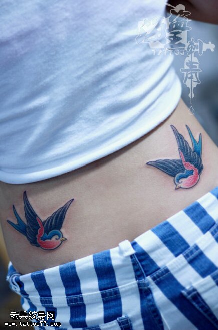 女性后腰彩色燕子纹身图片