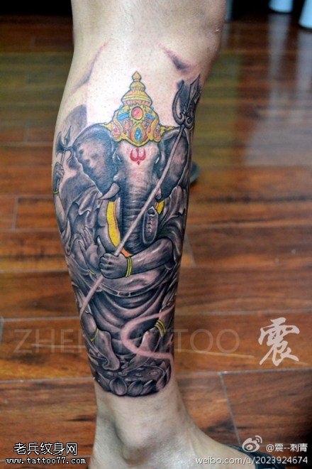 腿部黑灰包退象神纹身图片