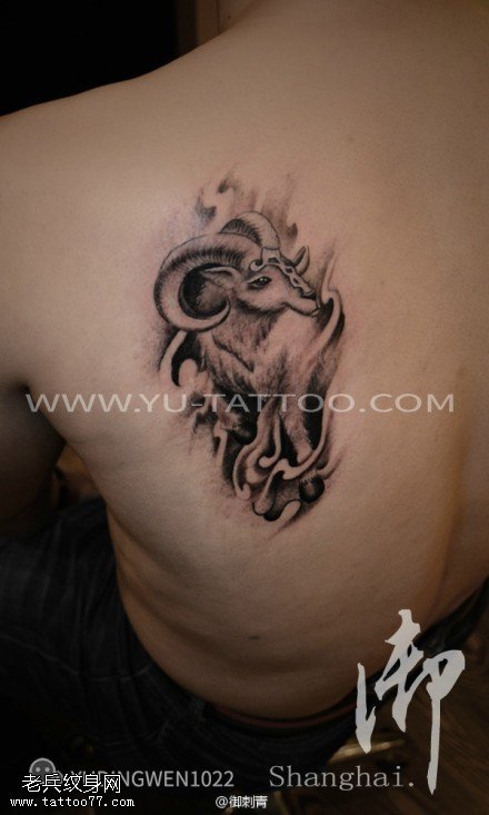 个性背部羚羊纹身图案