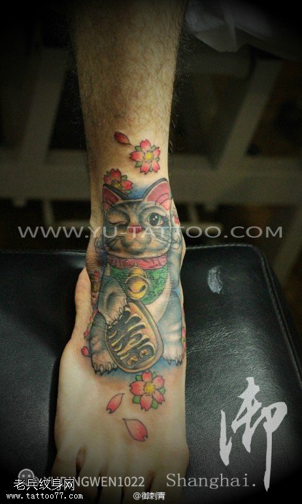 脚背彩色招财猫纹身图案