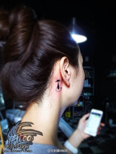 女性耳后小清新猫咪纹身图案