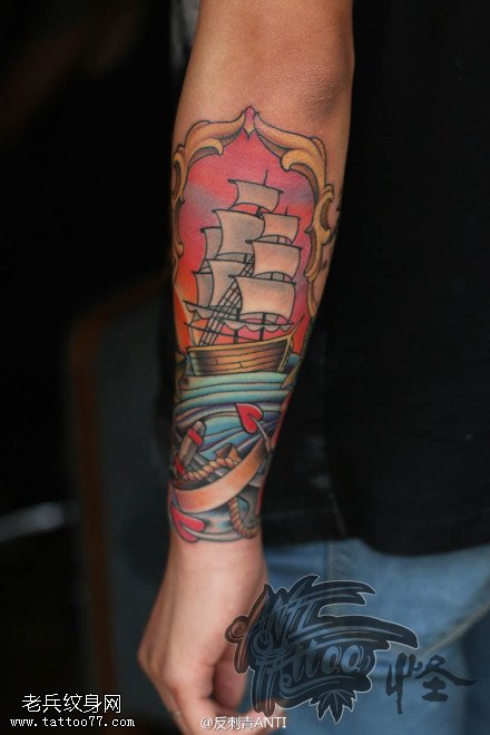 手臂彩色school帆船纹身图案