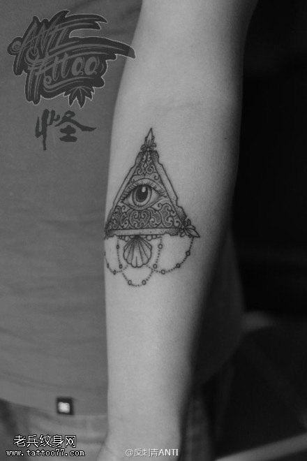 手臂全视之眼纹身图案