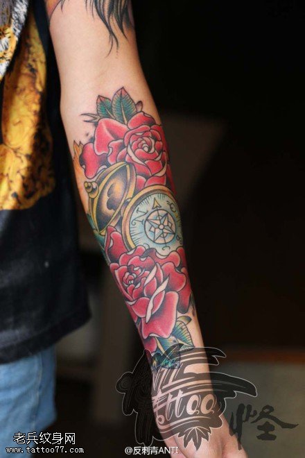 手臂彩色shool玫瑰花指南针纹身图案