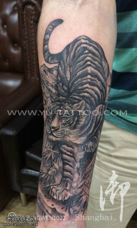 手部黑灰老虎纹身图案